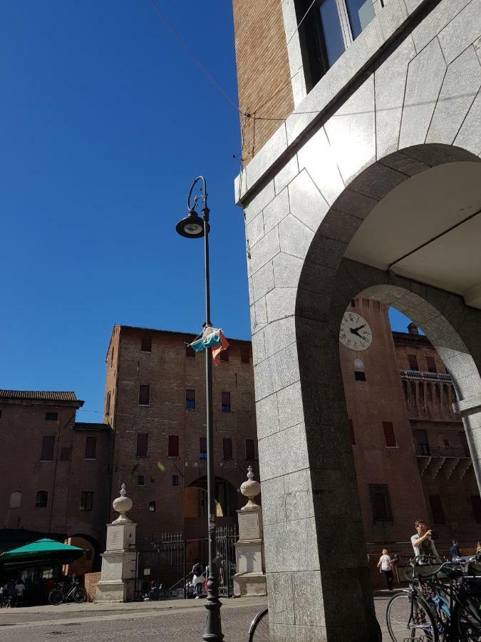 A Due Passi Dal Castello Apartment Ferrara Exterior foto