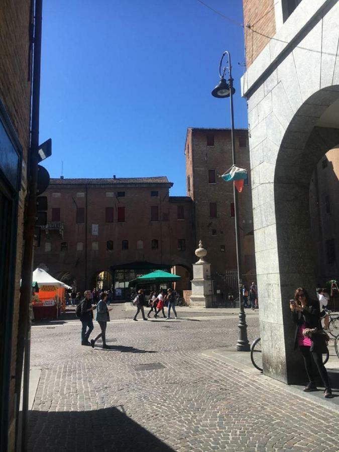 A Due Passi Dal Castello Apartment Ferrara Exterior foto